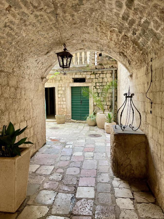 Cozy 2 Bedroom In Antique Bizanti Palace Appartamento Cattaro